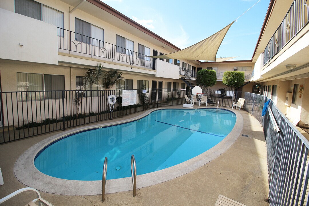 Raymond Court in Gardena, CA - Building Photo