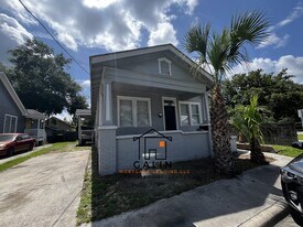 2020 Harden St in Savannah, GA - Building Photo