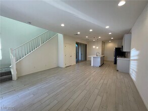 11751 Emerald Lk Ave in Las Vegas, NV - Building Photo - Building Photo