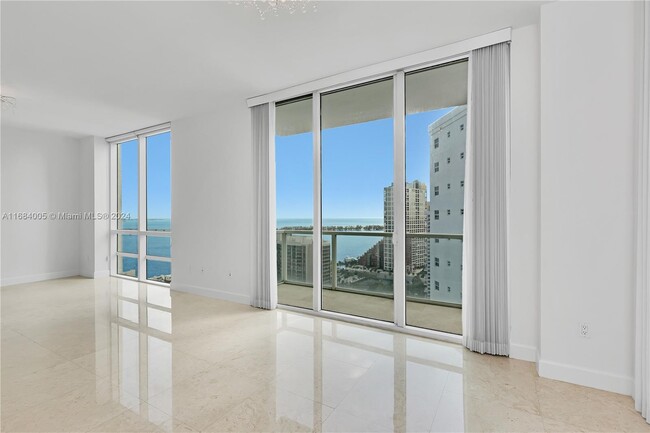 218 SE 14th St, Unit TS206 in Miami, FL - Foto de edificio - Building Photo