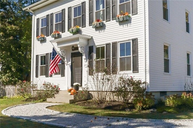 243 Maple Ave in Barrington, RI - Building Photo - Building Photo