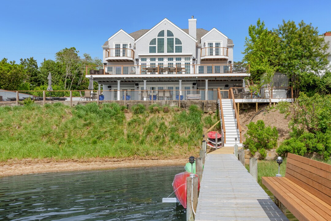 69 Cliff Dr in Sag Harbor, NY - Building Photo