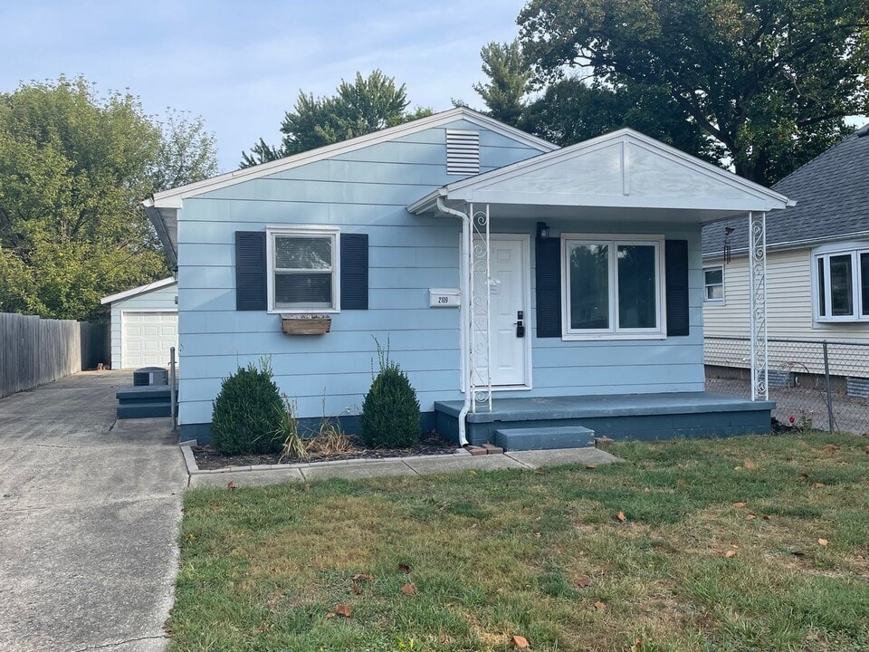 2109 Grandview Ave in Grandview, IL - Building Photo