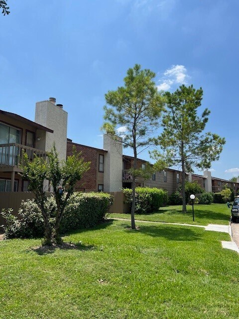 9101 Country Creek St in Houston, TX - Building Photo
