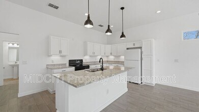 895 E Mather St in New Braunfels, TX - Building Photo - Building Photo