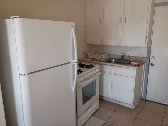 401 E Fredricks St in Barstow, CA - Foto de edificio - Building Photo