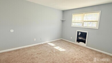 396 College Dr in Edison, NJ - Building Photo - Building Photo