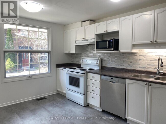 2745 Baseline Rd in Ottawa, ON - Building Photo - Building Photo