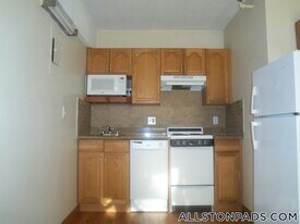 1110 Commonwealth Ave, Unit 306 in Boston, MA - Building Photo
