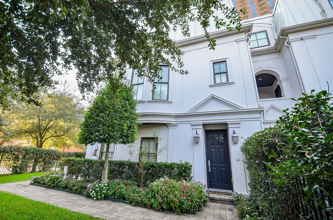 2017 McClendon St in Houston, TX - Building Photo