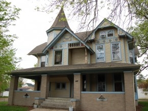 757 E Clinton St in Frankfort, IN - Foto de edificio