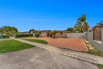7920 NW 171st St in Hialeah, FL - Building Photo - Building Photo