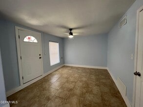 8870 Sunland Rd in El Paso, TX - Foto de edificio - Building Photo