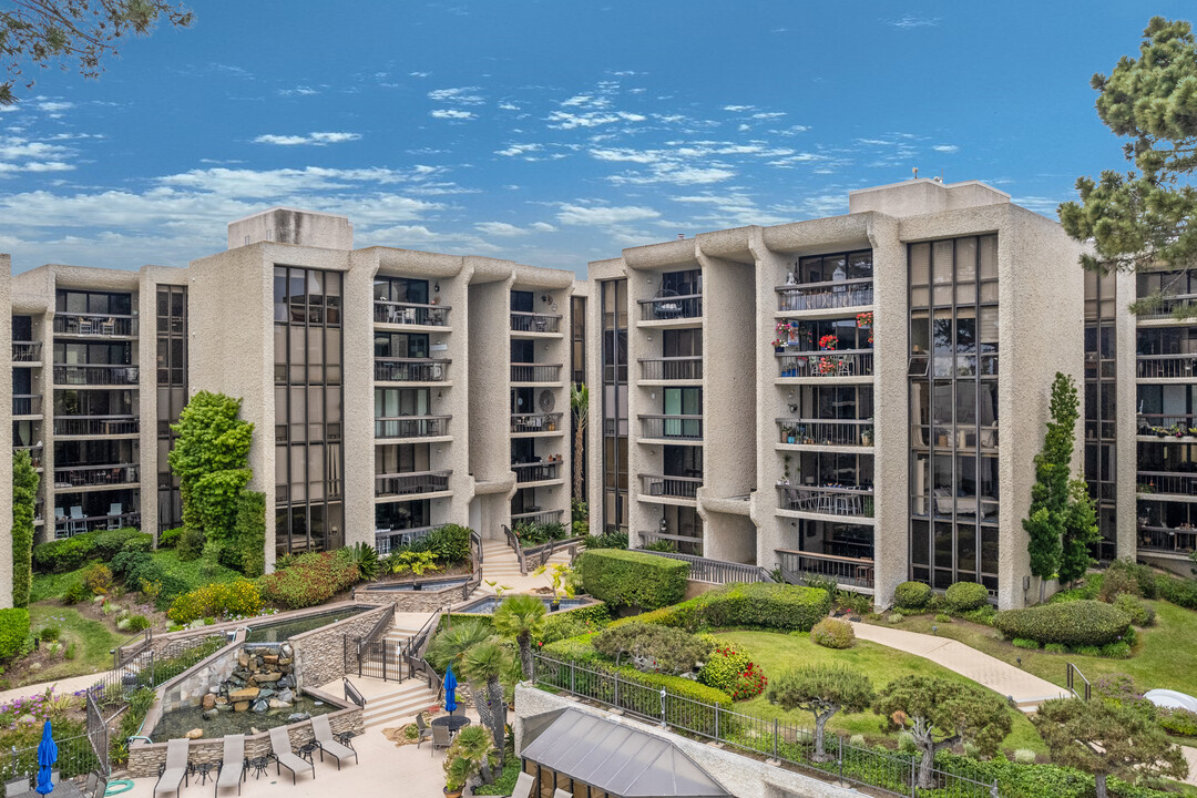 Bay Scene Condominiums in San Diego, CA - Building Photo