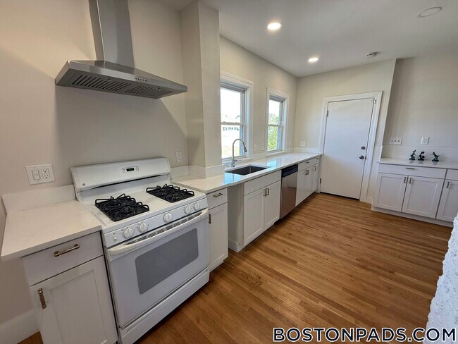 12 Eliot St in Medford, MA - Building Photo - Building Photo