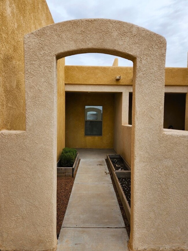 1977 Pine Trail St in Las Cruces, NM - Building Photo - Building Photo