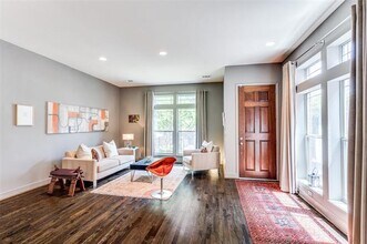 2405 Throckmorton St in Dallas, TX - Building Photo - Building Photo