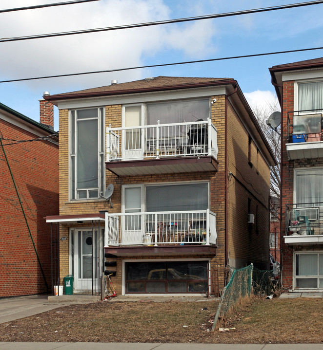 132 Portland St in Toronto, ON - Building Photo