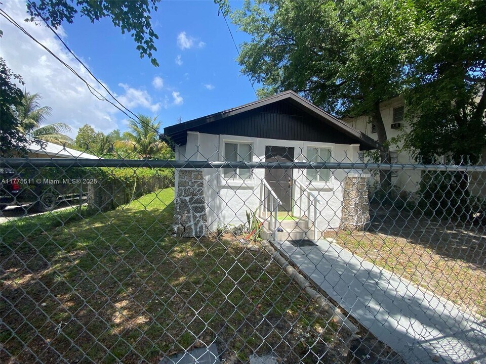 61 NE 59th Terrace in Miami, FL - Building Photo