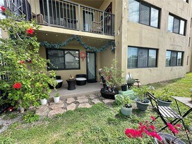 301 Golden Isles Dr in Hallandale Beach, FL - Building Photo