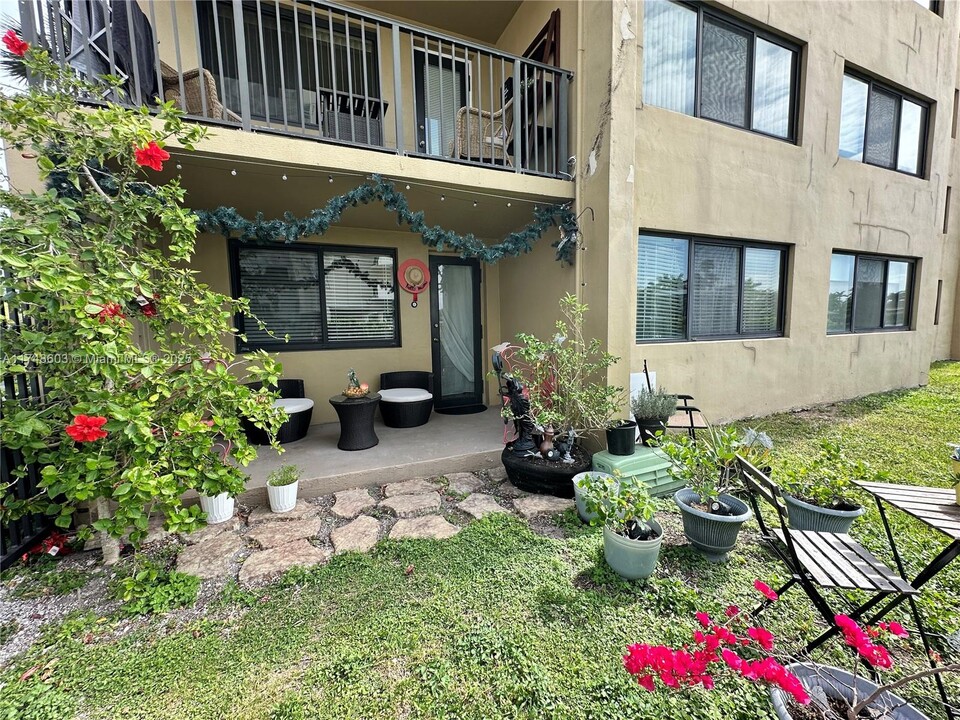 301 Golden Isles Dr in Hallandale Beach, FL - Building Photo