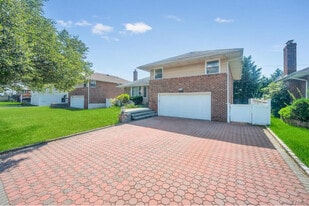 51 Bellwood Dr in New Hyde Park, NY - Building Photo