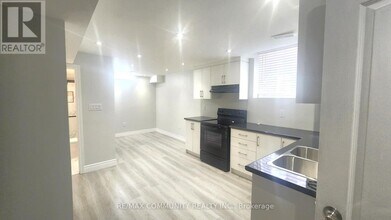 435 Stonegate Ave in Oshawa, ON - Building Photo - Building Photo