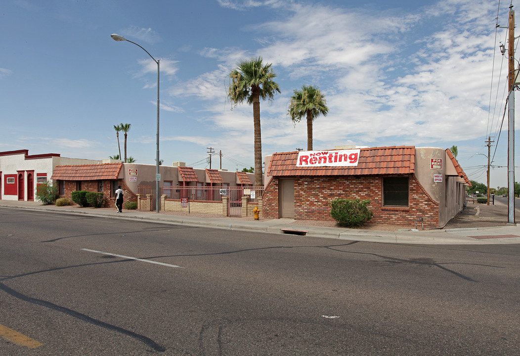 Beautiful One Bedroom One Bathroom in Chandler, AZ - Building Photo