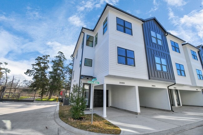 property at 2007 Laverne Holw Ln