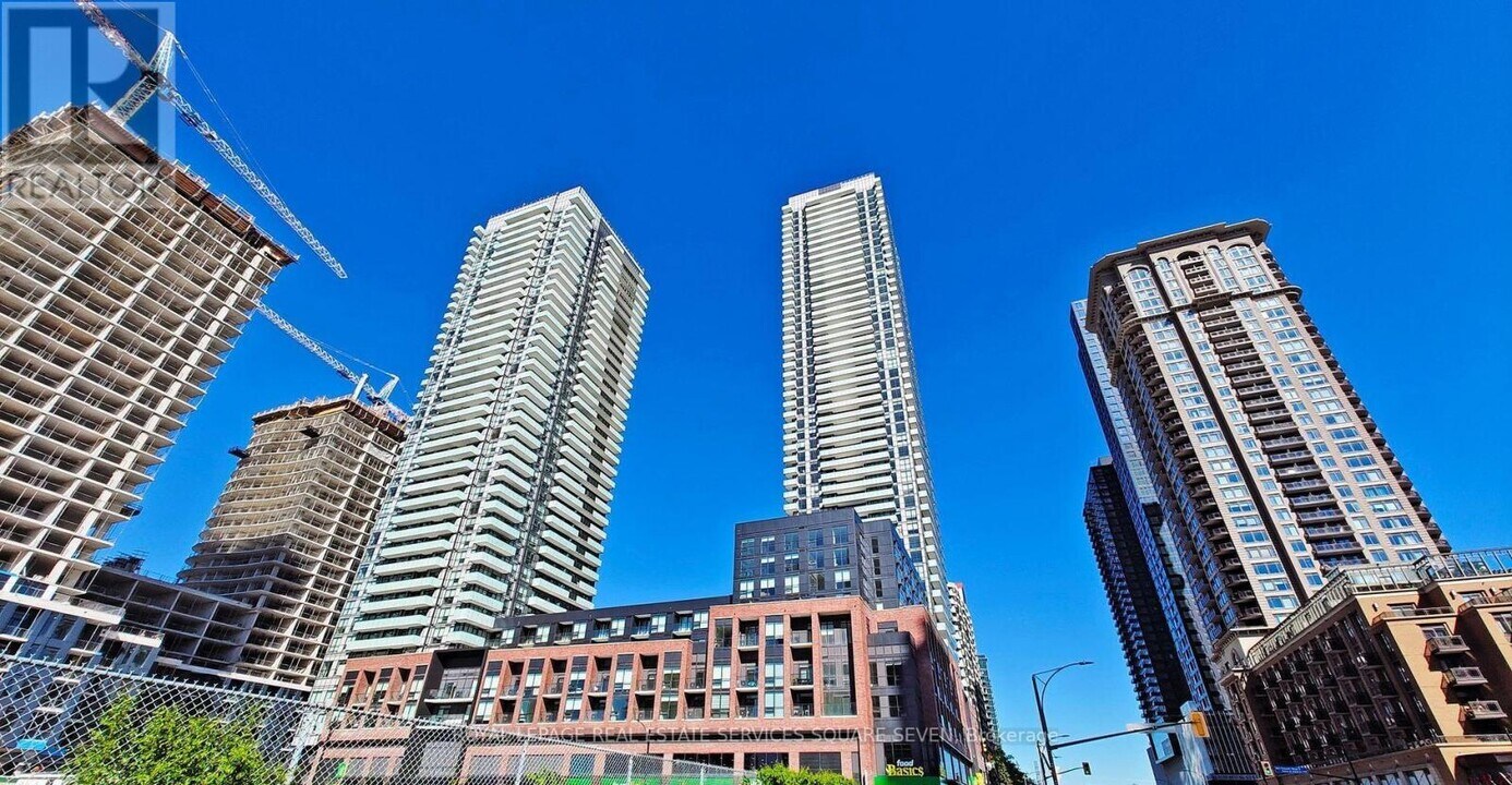 430 Square One Dr in Mississauga, ON - Building Photo