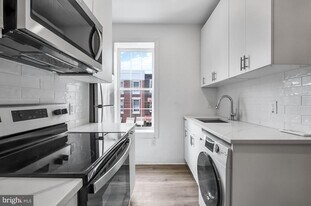 2046 E Huntingdon St in Philadelphia, PA - Building Photo