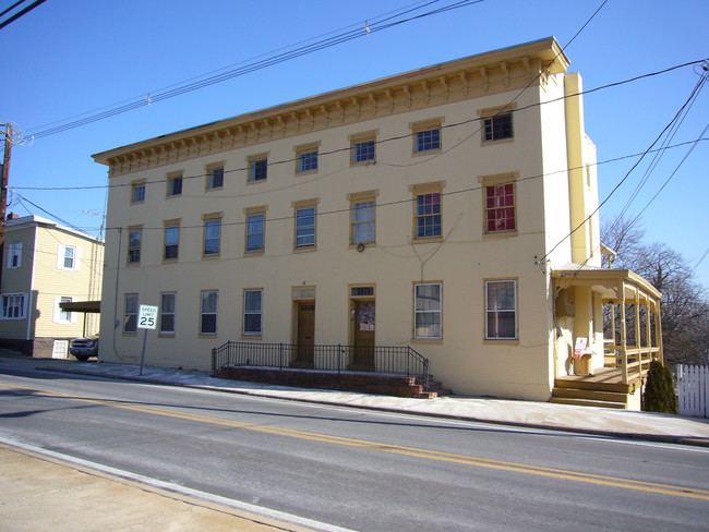 16 N Church St in Thurmont, MD - Foto de edificio - Building Photo