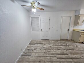 117 S Silver Ridge St in Ridgecrest, CA - Foto de edificio - Building Photo