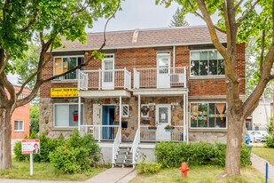 547 Décarie Boul in St. Laurent, QC - Building Photo