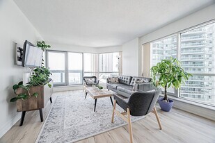 10 Yonge St in Toronto, ON - Building Photo