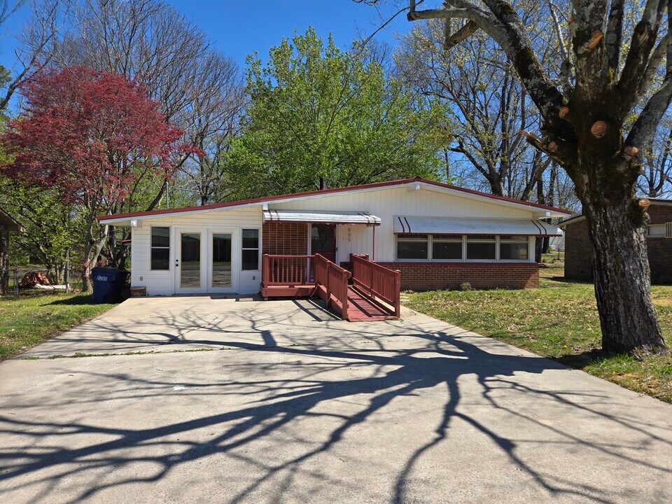 606 5th St NE in Arab, AL - Building Photo