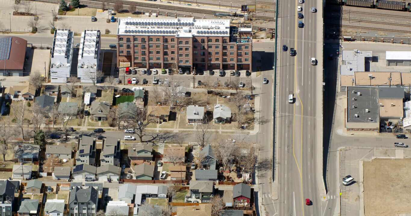 2101 S Cherokee St in Denver, CO - Foto de edificio