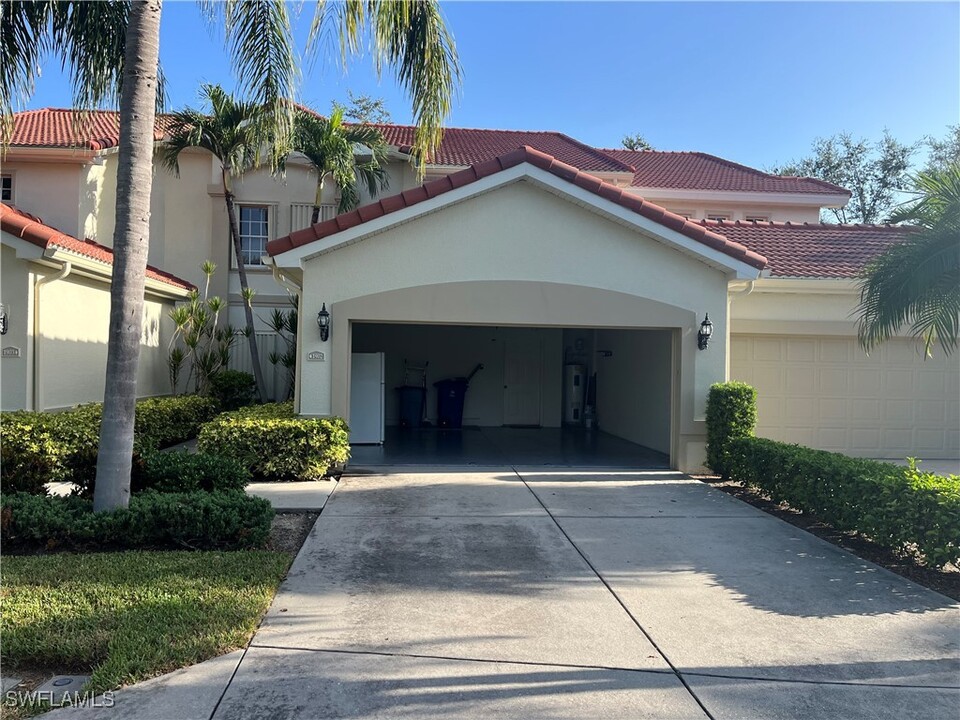 15100 Royal Windsor Ln in Ft. Myers, FL - Building Photo