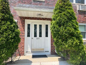 225 N Middletown Rd in Pearl River, NY - Building Photo - Building Photo