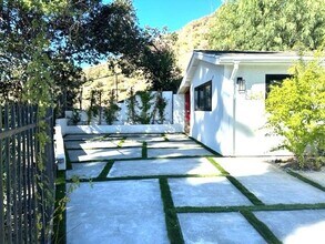 22421 Mulholland Dr in Los Angeles, CA - Foto de edificio - Building Photo