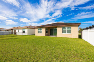 7847 NW Greenbank Cir in Port St. Lucie, FL - Foto de edificio - Building Photo