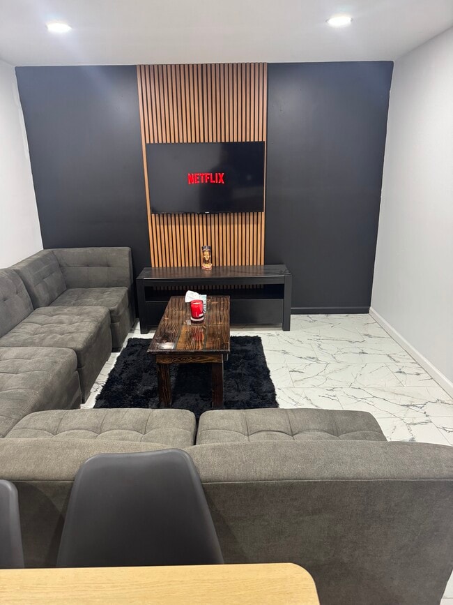 17 9th Ave, Unit Ground fl