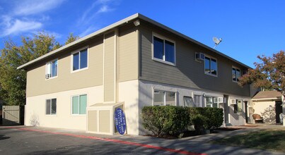 Fairview Court Apartments in Sacramento, CA - Building Photo - Building Photo