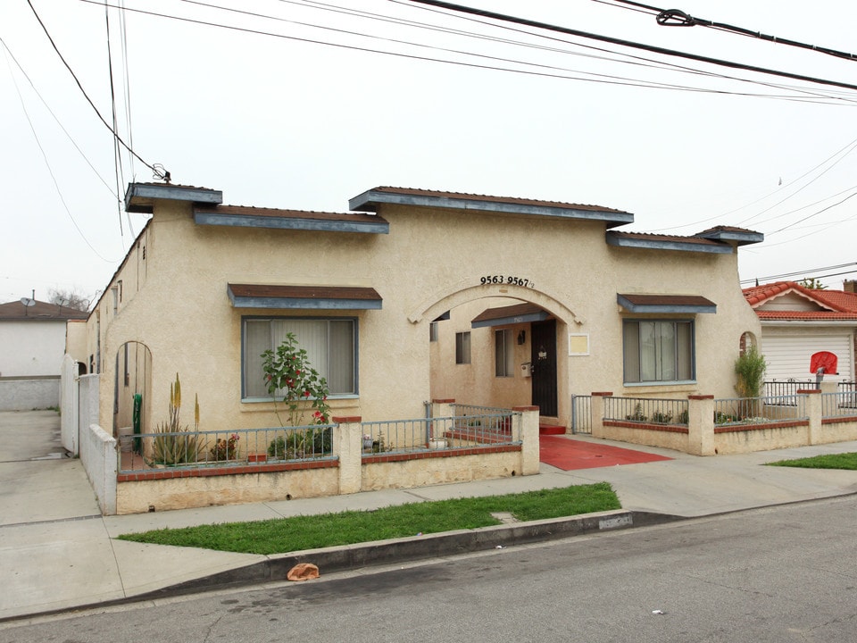 9563 Mayne St in Bellflower, CA - Foto de edificio