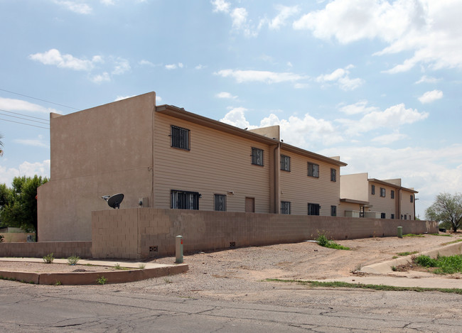 302-312 W Los Reales Rd in Tucson, AZ - Building Photo - Building Photo