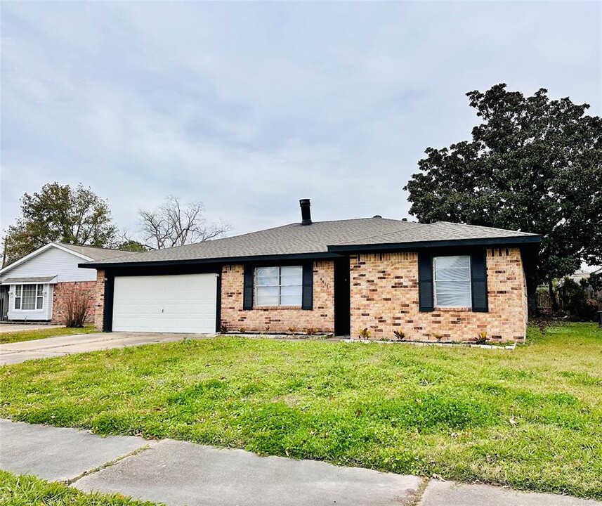 4417 College Park Dr in Deer Park, TX - Building Photo