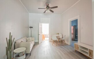 302 E Cevallos St in San Antonio, TX - Building Photo