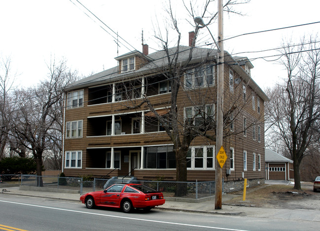 354 Manville Rd in Woonsocket, RI - Foto de edificio - Building Photo