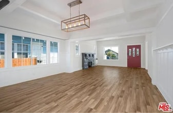 225 W 56th St in Los Angeles, CA - Building Photo - Building Photo