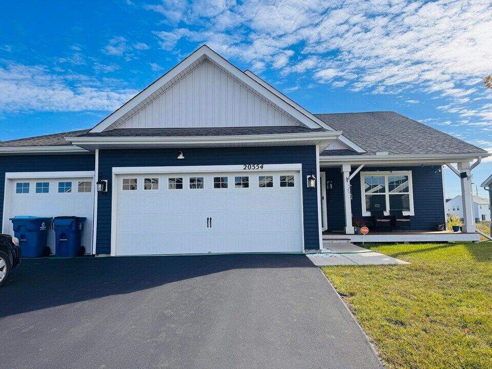 20554 Glade Ave in Lakeville, MN - Building Photo